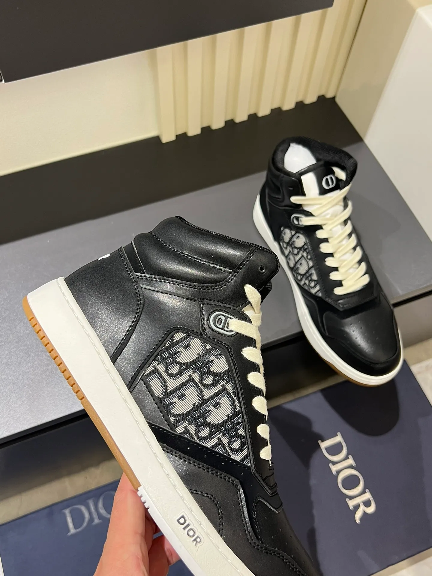 Men's shoes 💰p460 "Dio*" mid-top B27 casual sneakers. This B27 high-top sneaker is a new product in the series and continues Di*r's classic style. Crafted from gray and white smooth calf leather with beige and black Oblique print panels on the sides. The "CD Icon" shaped shoelace eyelets are clever and delicate, and the two-color rubber sole, rear collar and heel are all equipped with the brand's iconic details to enhance the style. Oblique printed straps at the ankle allow for an adjustable fit to complement the overall design. Fashionable and versatile, it can complement any look. Create an exquisite design with unique dynamic vitality and modern atmosphere, presented in low-top and high-top styles. This new must-have shoe adds a new dimension to Dior's archive heritage, embodying modern elegance. Purchase the original version and make it 1:1. If you need top quality, please come to me! Male 38-44!